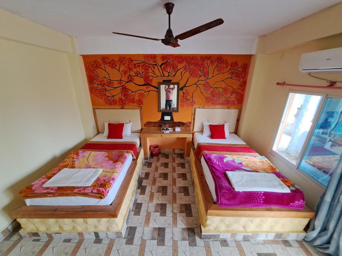 Hong Qi Hotel Chitwan Extérieur photo