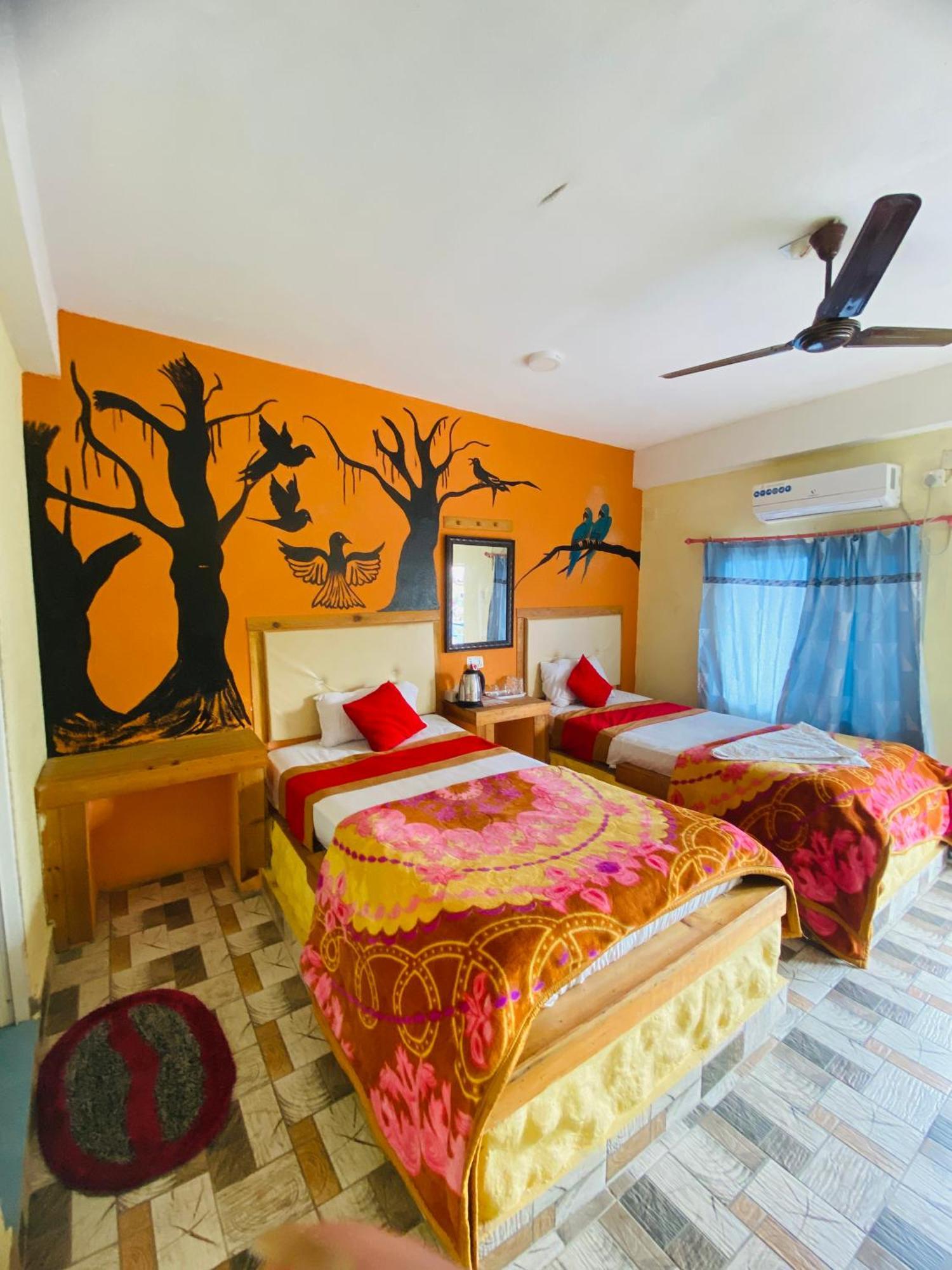 Hong Qi Hotel Chitwan Extérieur photo
