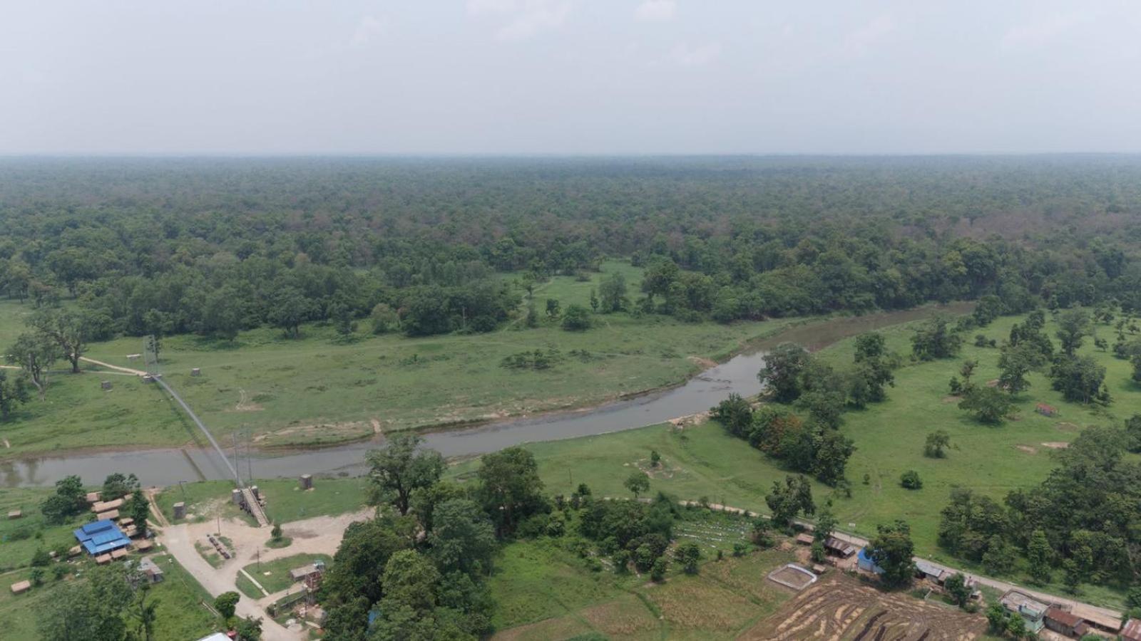 Hong Qi Hotel Chitwan Extérieur photo