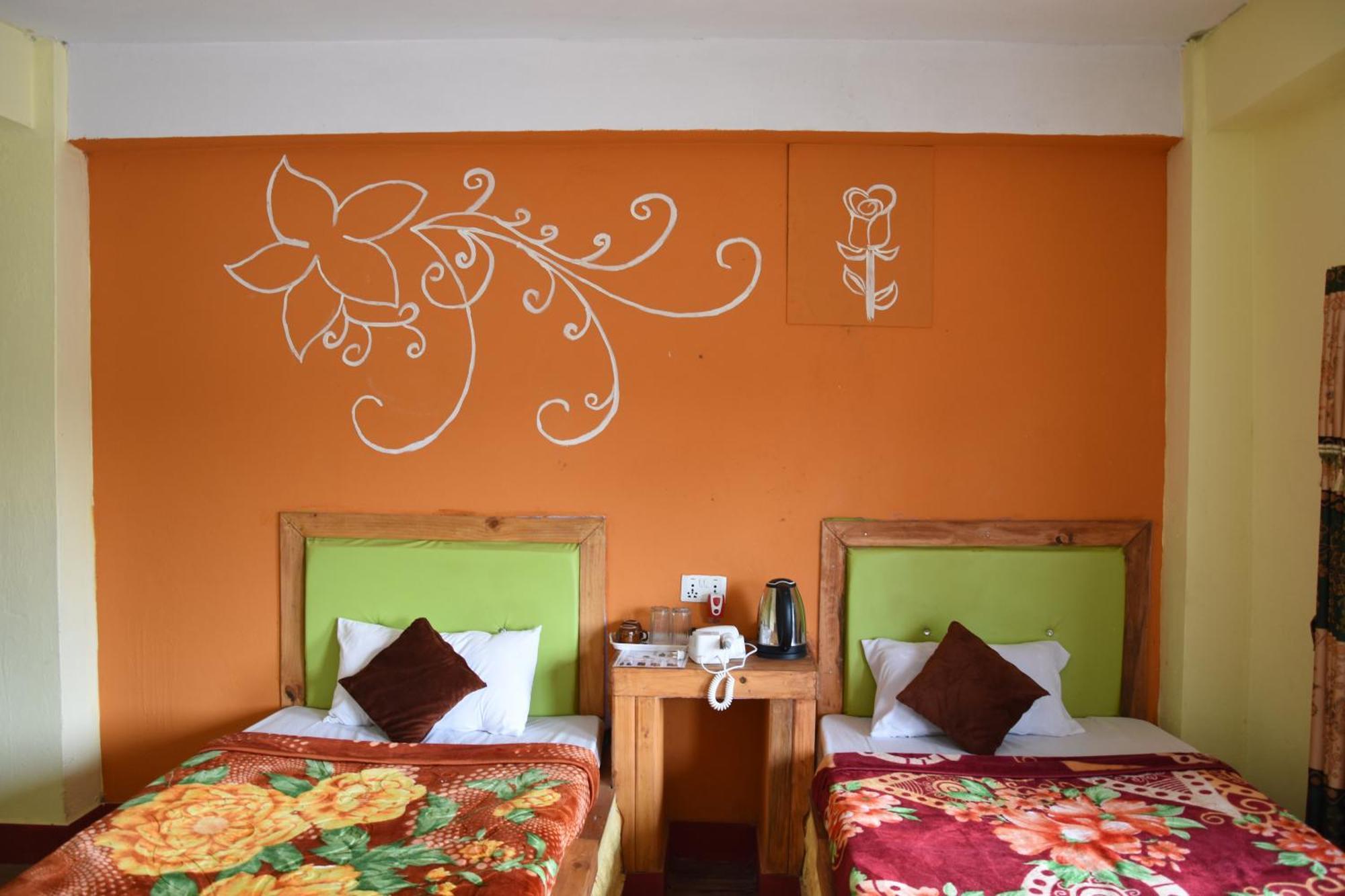 Hong Qi Hotel Chitwan Extérieur photo