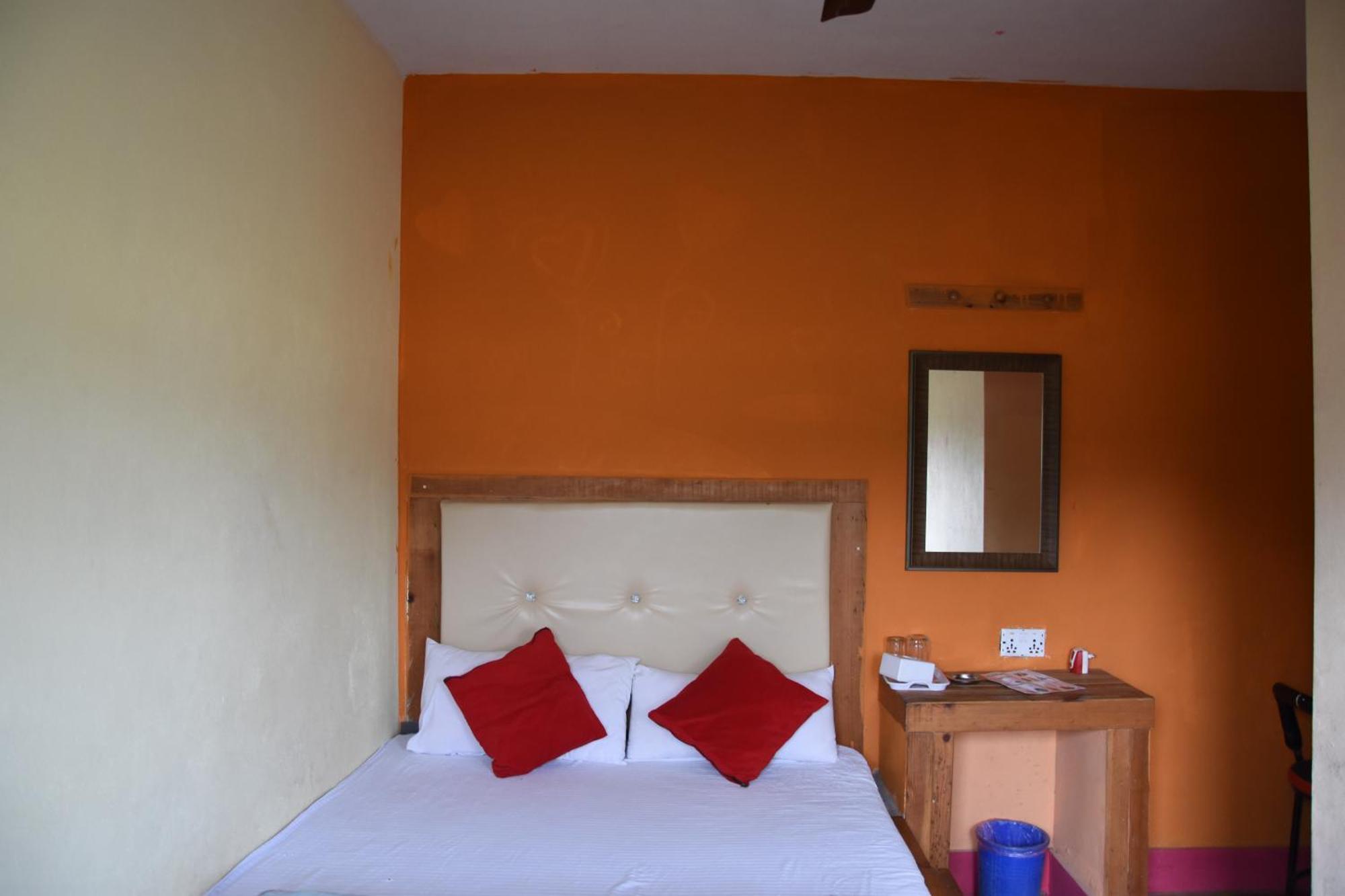 Hong Qi Hotel Chitwan Extérieur photo