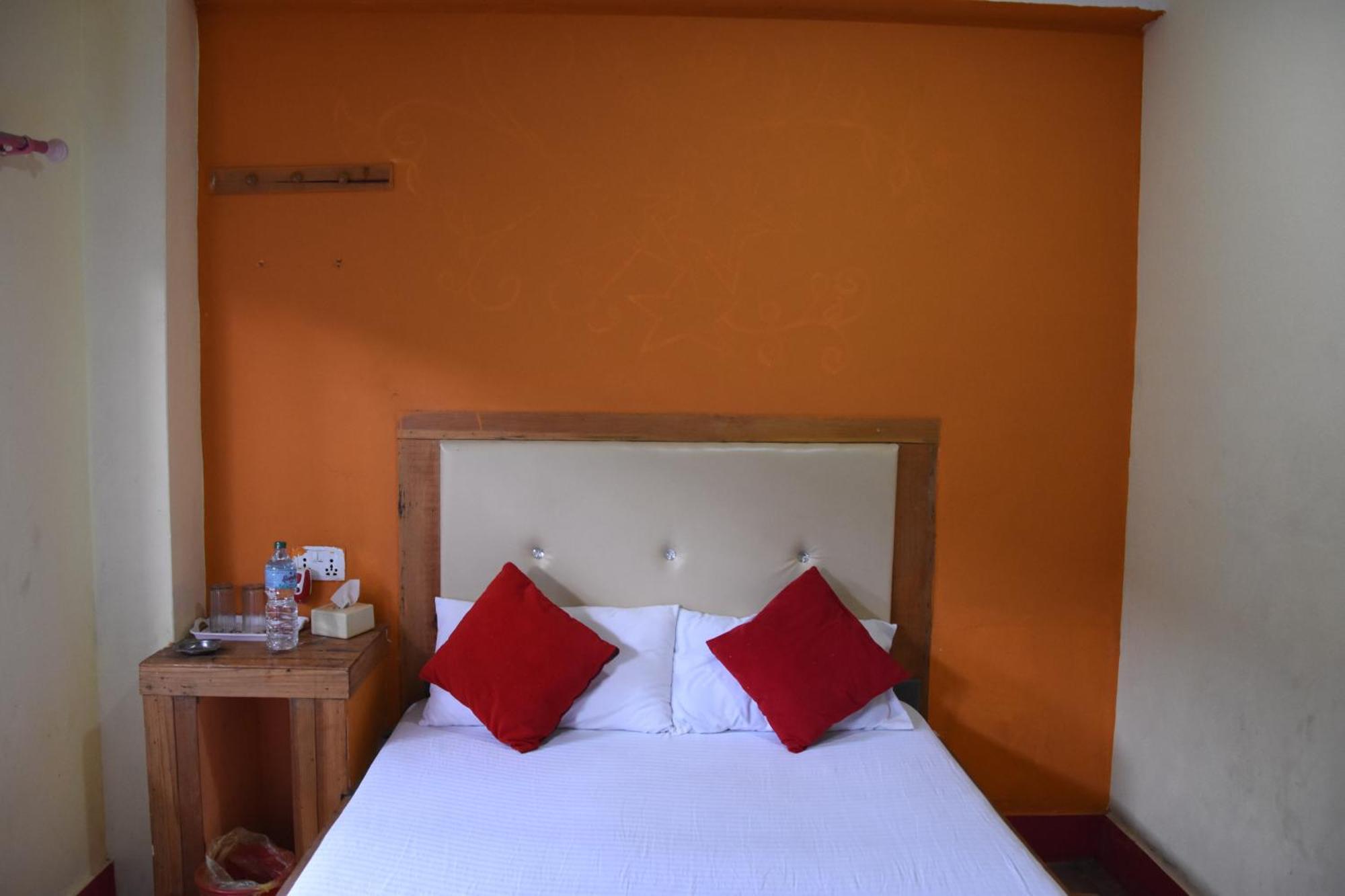 Hong Qi Hotel Chitwan Extérieur photo