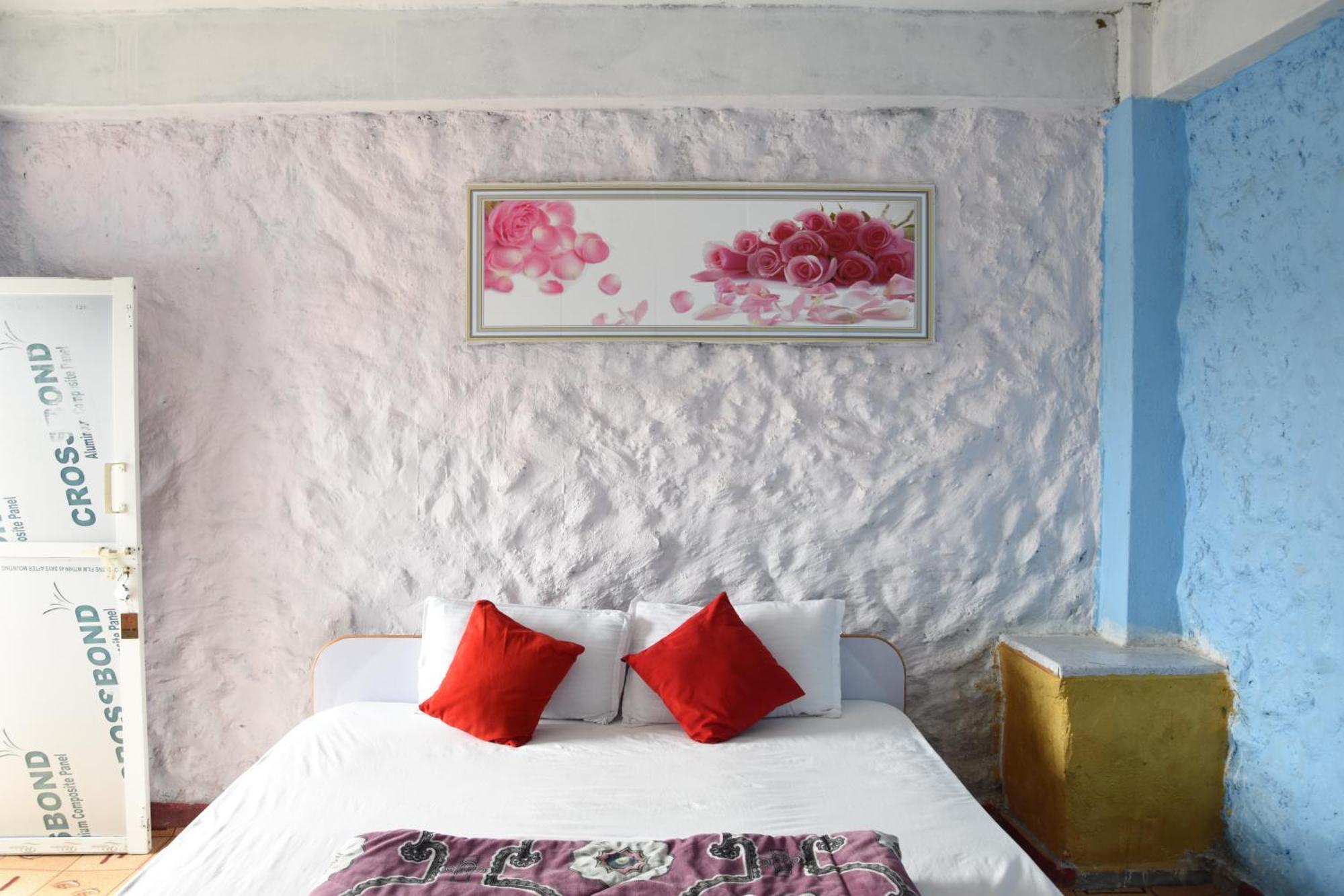 Hong Qi Hotel Chitwan Extérieur photo