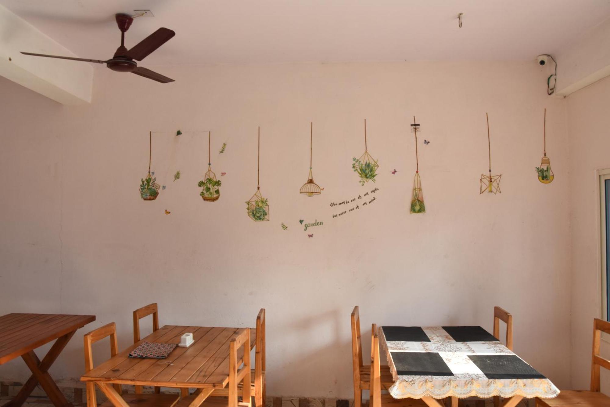 Hong Qi Hotel Chitwan Extérieur photo