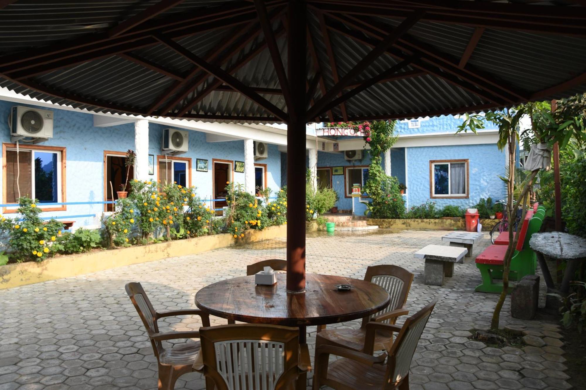 Hong Qi Hotel Chitwan Extérieur photo