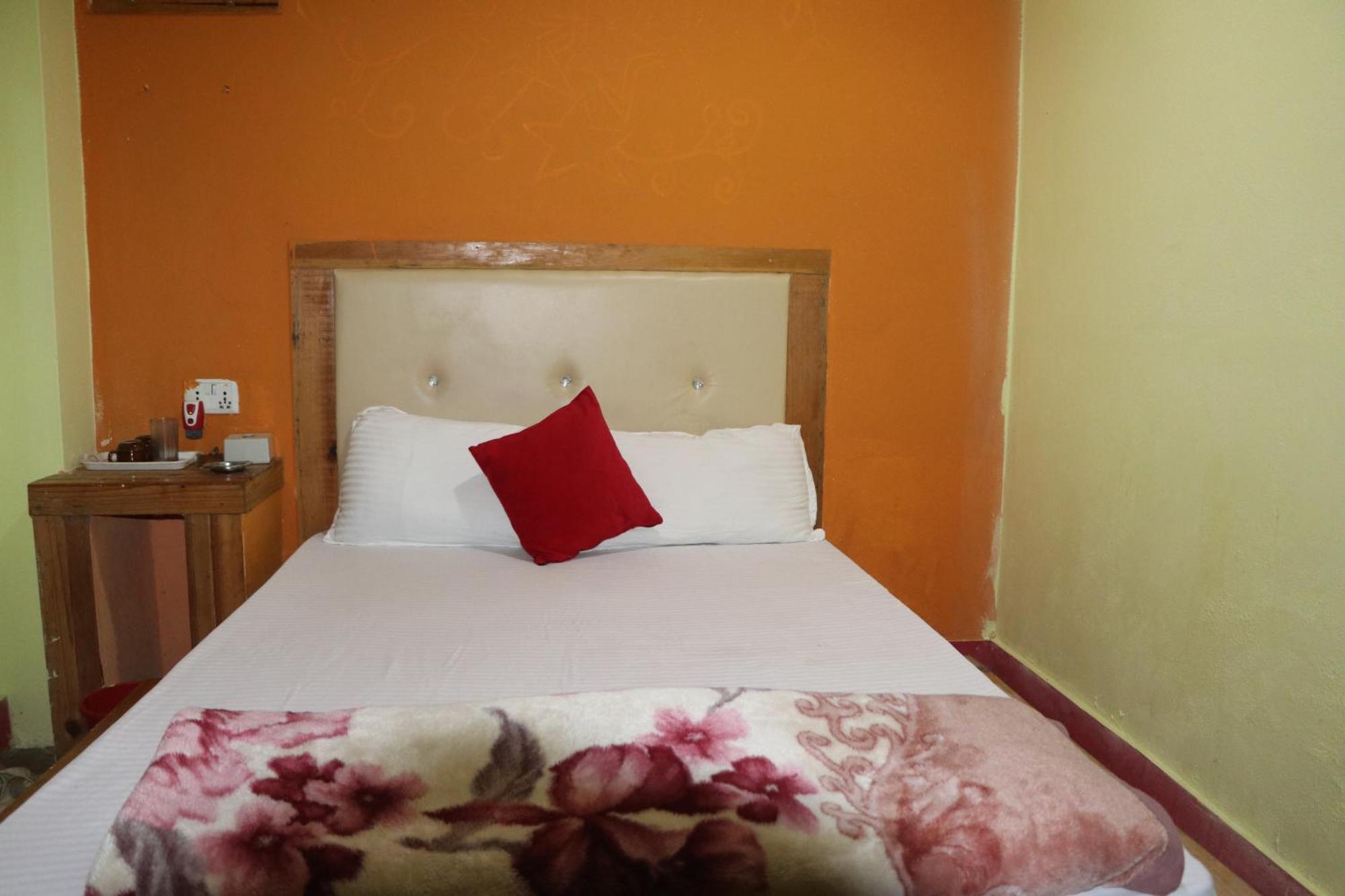 Hong Qi Hotel Chitwan Extérieur photo