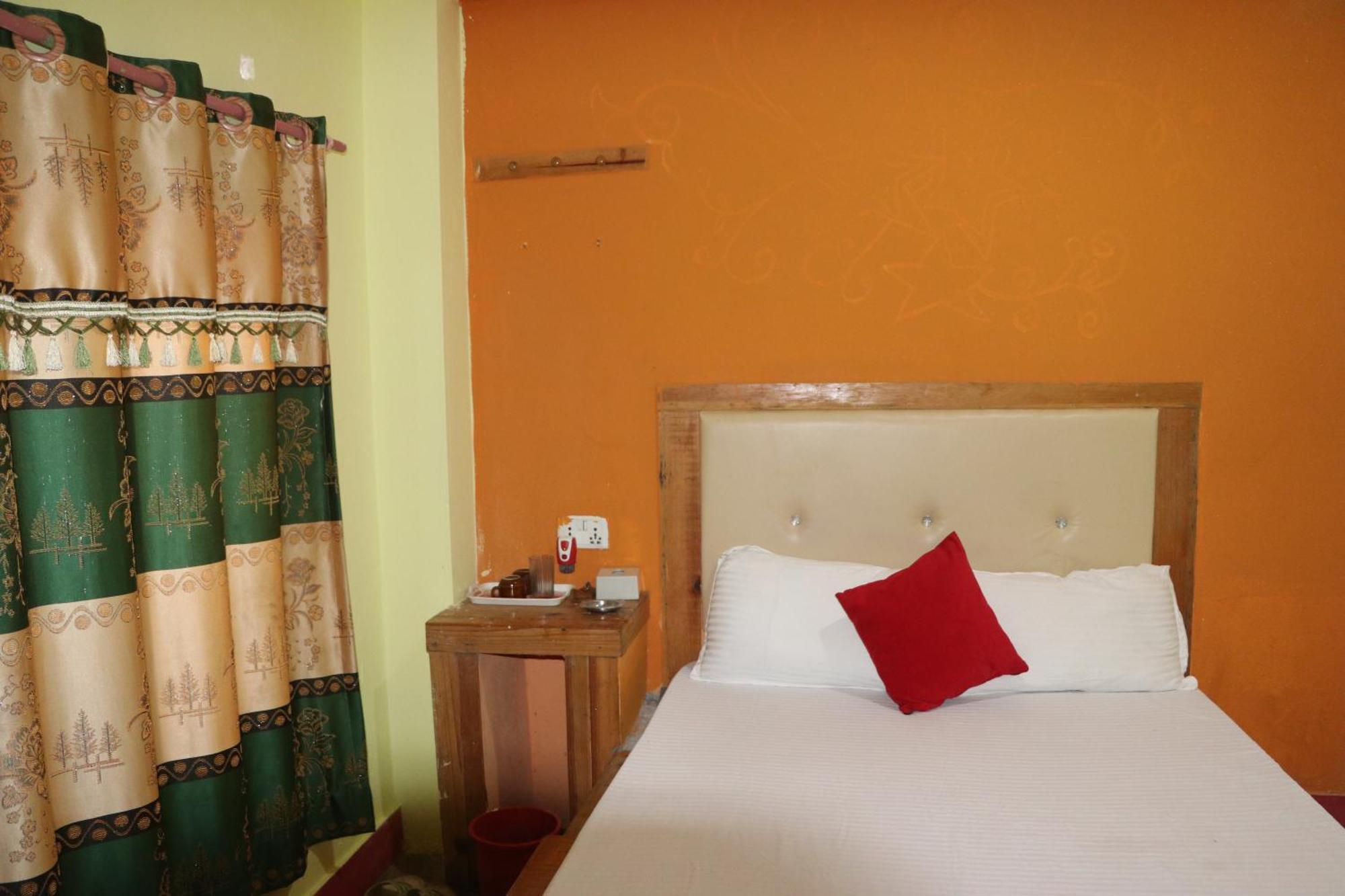 Hong Qi Hotel Chitwan Extérieur photo